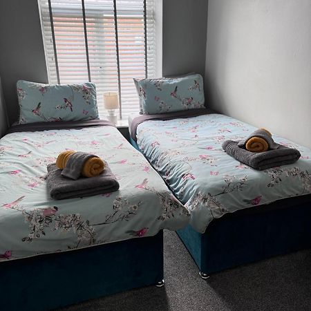 The Greens Apartment Farnworth ภายนอก รูปภาพ