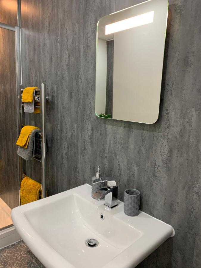 The Greens Apartment Farnworth ภายนอก รูปภาพ