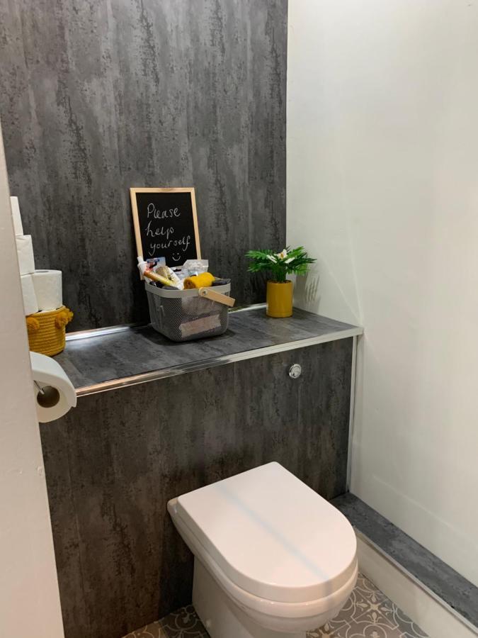 The Greens Apartment Farnworth ภายนอก รูปภาพ