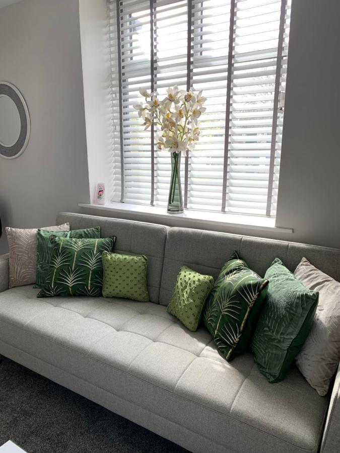 The Greens Apartment Farnworth ภายนอก รูปภาพ