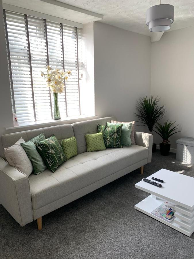 The Greens Apartment Farnworth ภายนอก รูปภาพ