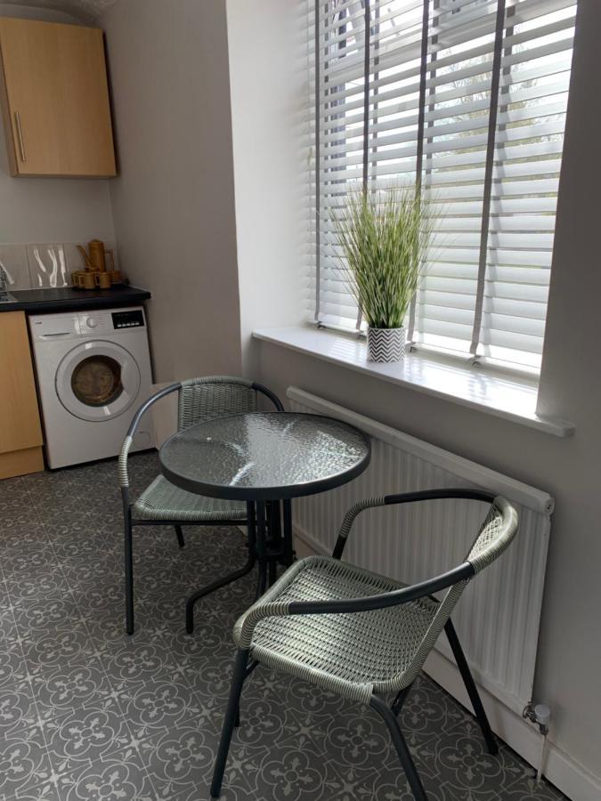 The Greens Apartment Farnworth ภายนอก รูปภาพ