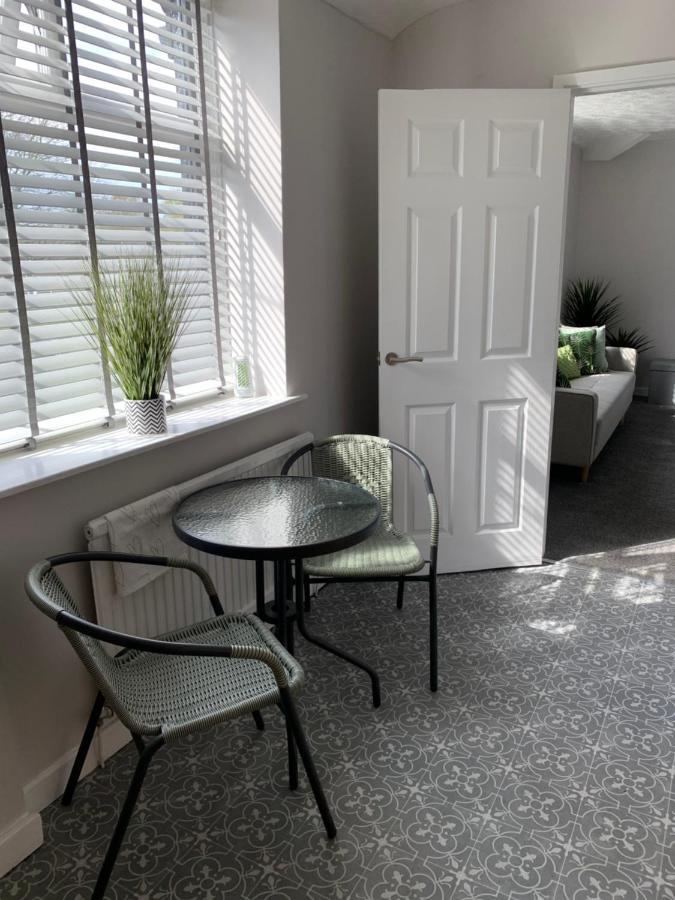 The Greens Apartment Farnworth ภายนอก รูปภาพ
