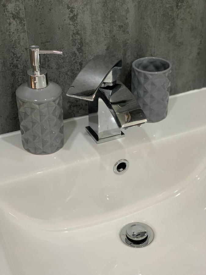 The Greens Apartment Farnworth ภายนอก รูปภาพ