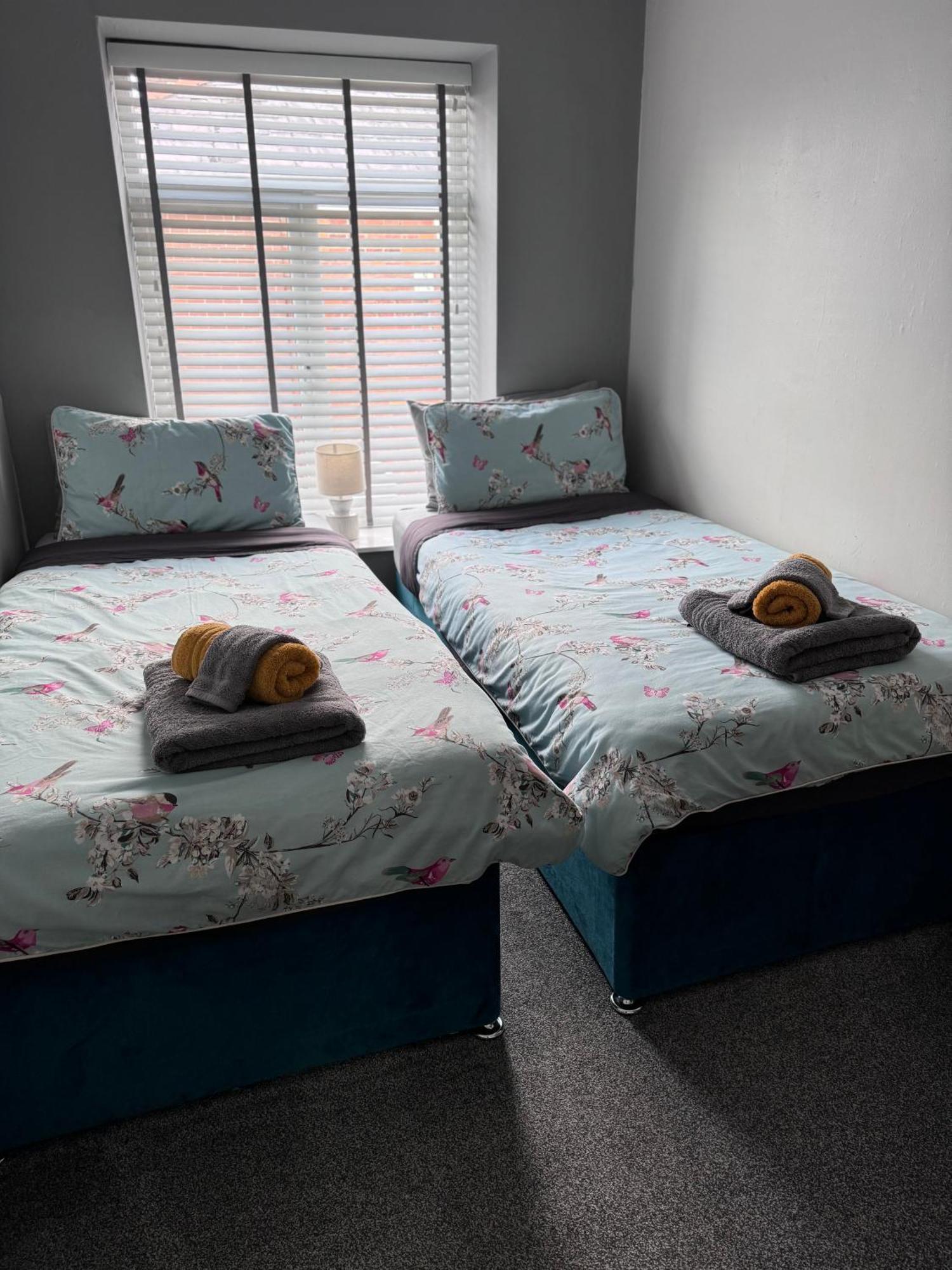 The Greens Apartment Farnworth ภายนอก รูปภาพ